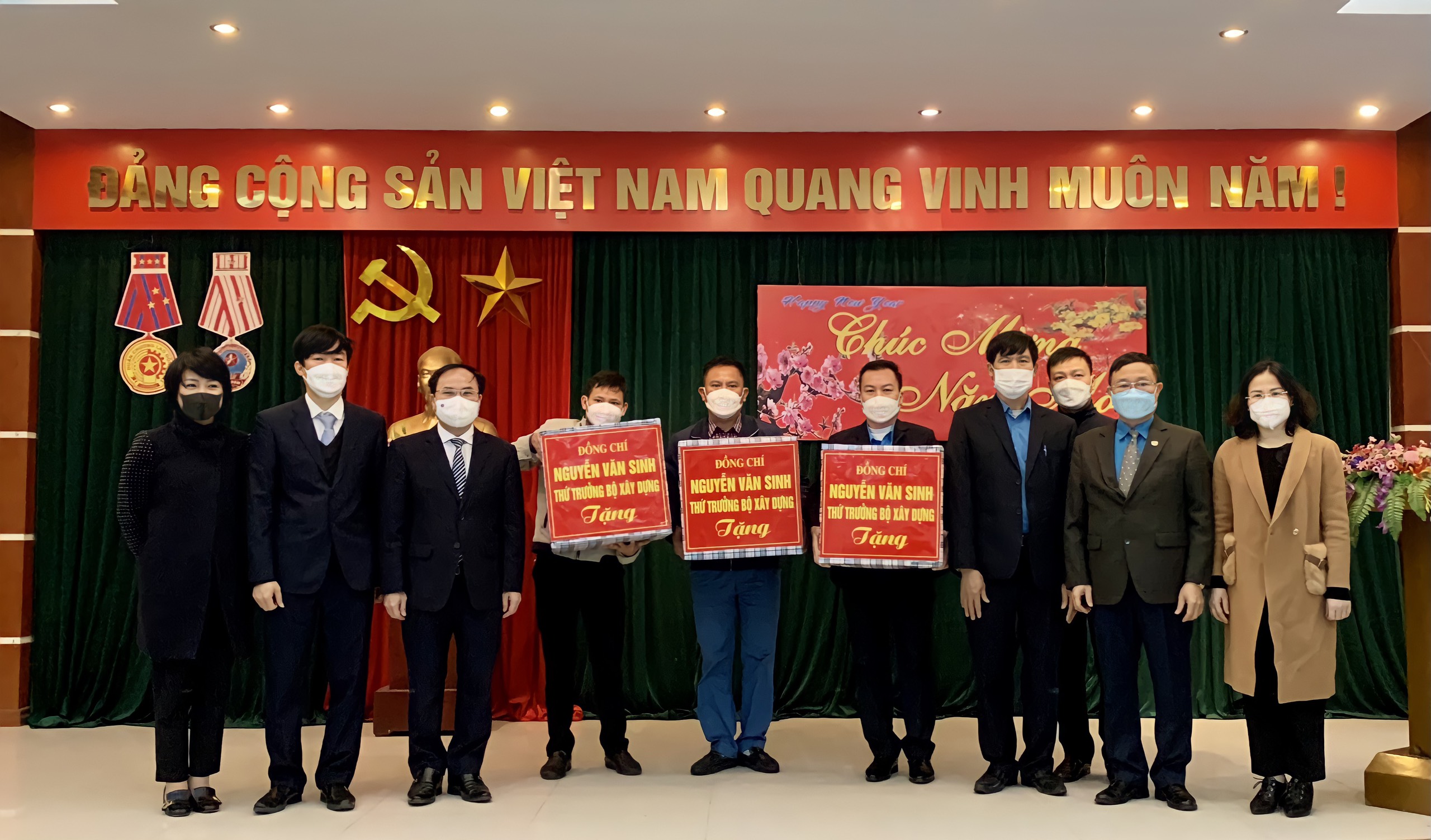 Thứ trưởng Bộ Xây dựng Nguyễn Văn Sinh thăm, tặng quà cán bộ công nhân Tấm lợp Đông Anh