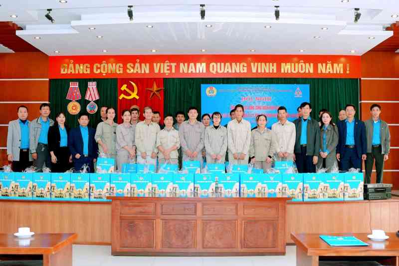 CÔNG ĐOÀN CÔNG TY CỔ PHẦN ĐẦU TƯ XÂY LẮP & VLXD ĐÔNG ANH (DOMATCO) TỔ CHỨC TẶNG QUÀ TẾT CHO NGƯỜI LAO ĐỘNG