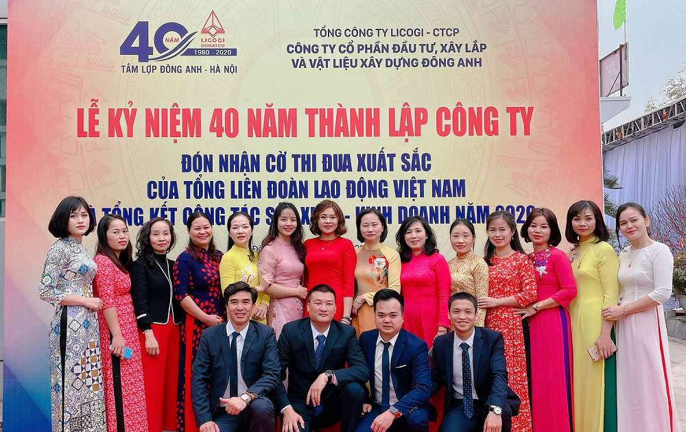 Tổng Liên Đoàn Lao Động Việt Nam trao cờ thi đua xuất sắc cho công ty Tấm Lợp Đông Anh